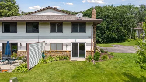 1709 Hickory Hill Dr, Eagan, MN 55122 photo 3