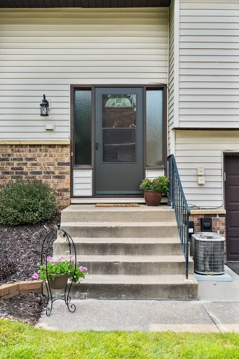 1709 Hickory Hill Dr, Eagan, MN 55122 photo 10
