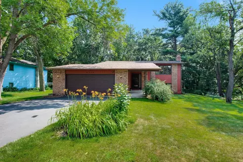 8335 Pleasant View Dr, Mounds View, MN 55112