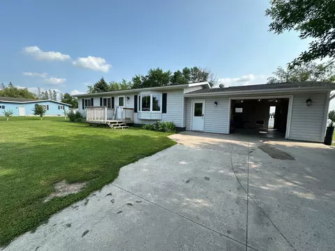 108 8th St SW, Roseau, MN 56751