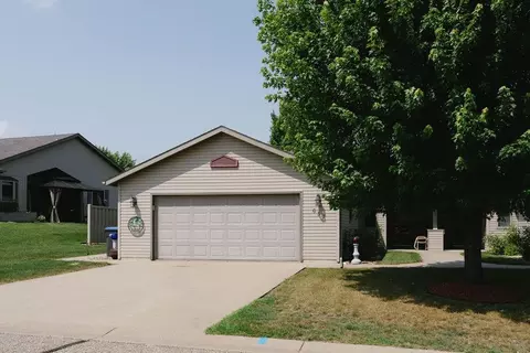 657 Sandy Ct, Wanamingo, MN 55983