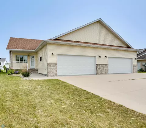 602 32nd St N, Moorhead, MN 56560