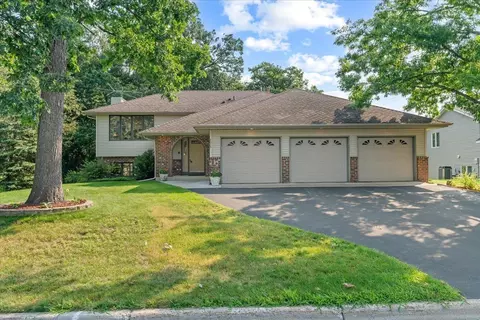 2065 Helmo Ave N, Oakdale, MN 55128