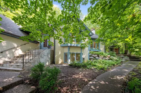 5920 Camelot Cir, Minnetonka, MN 55343