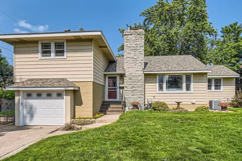 2212 Caroline Ln, South Saint Paul, MN 55075