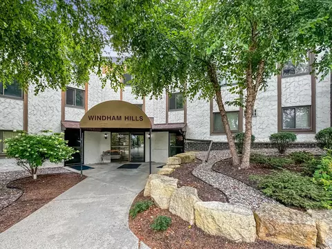 401 E Burnsville Pkwy #132, Burnsville, MN 55337