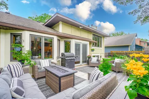 128 Bridgewater Dr, Vadnais Heights, MN 55127