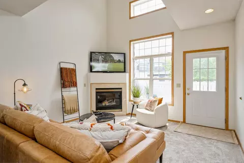 485 Hickory Ln N, Oakdale, MN 55128