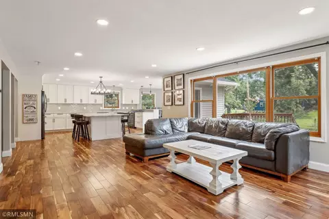 950 Warner Ave N, Mahtomedi, MN 55115