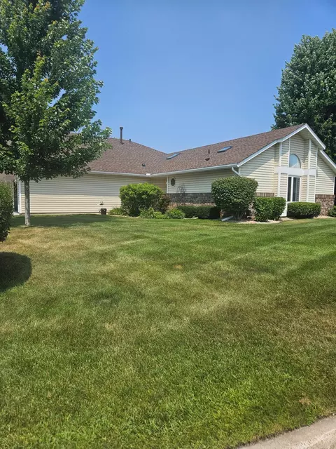 9222 Yorkshire Ln, Brooklyn Park, MN 55443