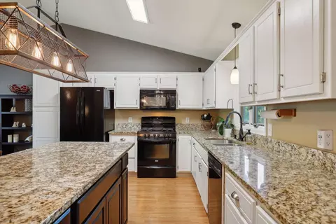 9621 Parkside Trl, Champlin, MN 55316 photo 8