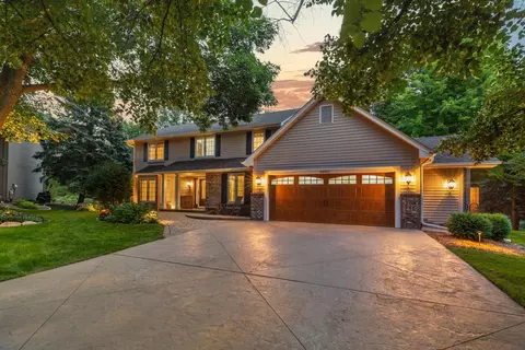 6055 Chestnut Ct, Shorewood, MN 55331