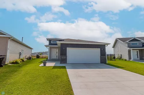 6642 Toronto Dr S, Fargo, ND 58104