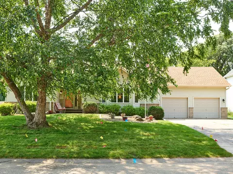 2184 Homestead Ave N, Oakdale, MN 55128