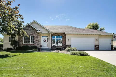 625 Heron Ct N, Oakdale, MN 55128