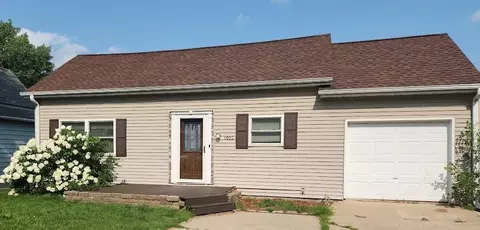 1025 Lakeview Ave, Windom, MN 56101