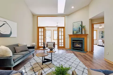 8889 Thomas Dr, Woodbury, MN 55125