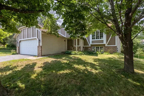 9080 Juneau Dr, Woodbury, MN 55125