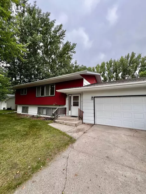1215 Edgewood Dr, Thief River Falls, MN 56701