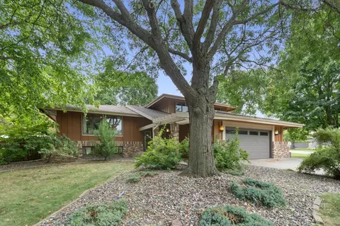 9655 Clover Cir, Eden Prairie, MN 55347