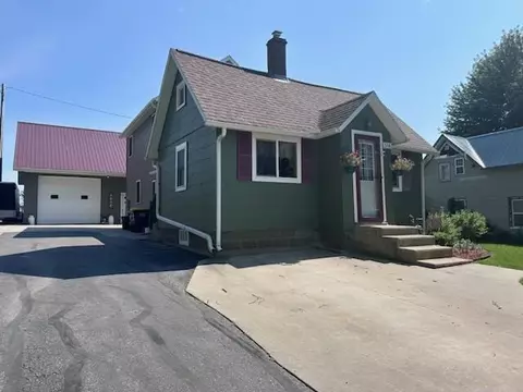 514 Maple Dr, Spring Grove, MN 55974