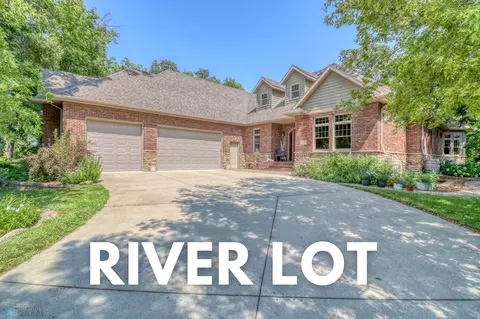 3605 Hidden Cir, West Fargo, ND 58078