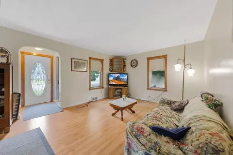 519 10th St SW, Faribault, MN 55021 photo 2