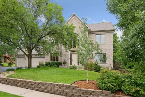 2266 Stone Creek Dr, Chanhassen, MN 55317