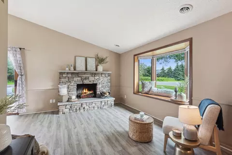 3635 Gershwin Ln N, Oakdale, MN 55128