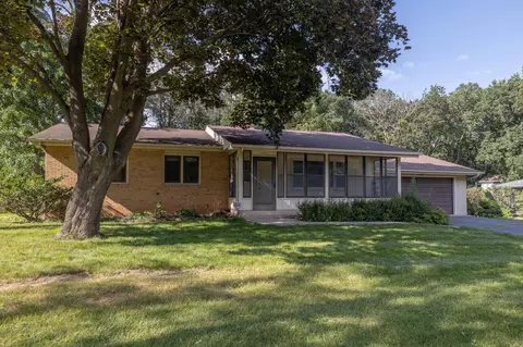 140 Surrey Trl N, Apple Valley, MN 55124