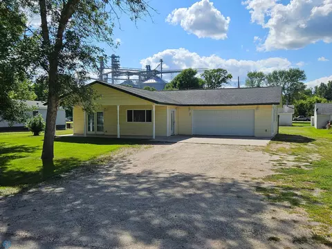 207 4th St SE, Ulen, MN 56585