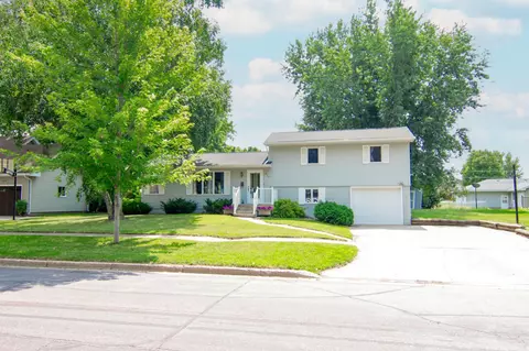 910 Day St, Fairmont, MN 56031