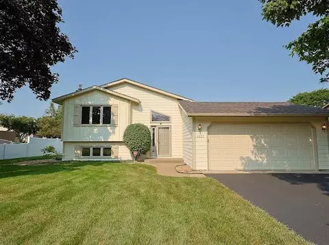 5537 Township Dr, White Bear Township, MN 55110