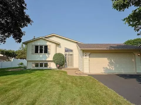 5537 Township Dr, White Bear Township, MN 55110