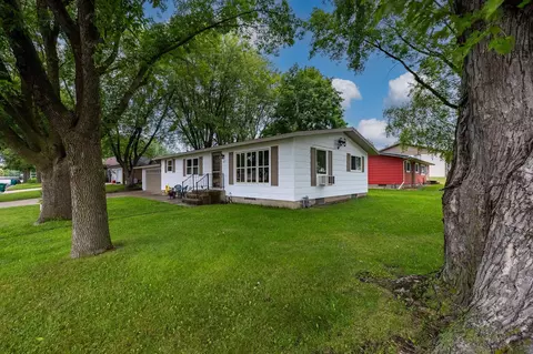 1817 9th St E, Glencoe, MN 55336 photo 2