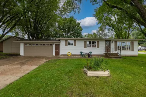 1817 9th St E, Glencoe, MN 55336