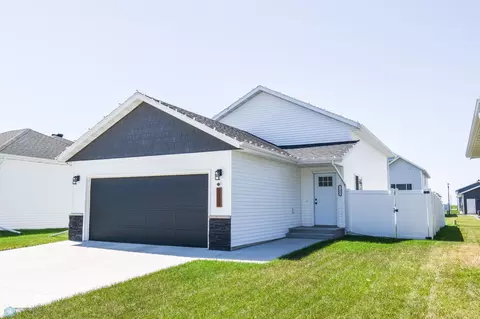 7223 27th St S, Fargo, ND 58104