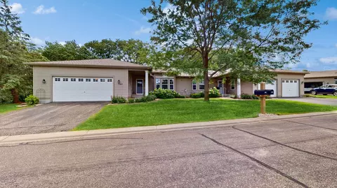 942 Carriage Hills Dr, Chaska, MN 55318