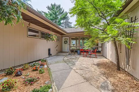 3025 Simpson St, Roseville, MN 55113