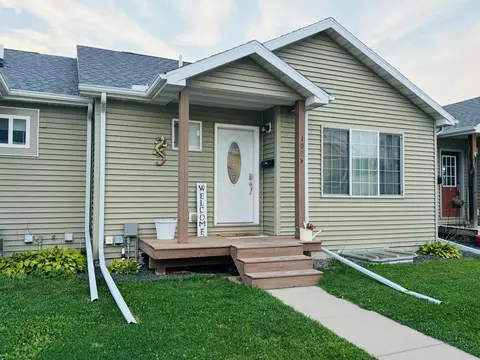 1009 E 4th St, Winona, MN 55987