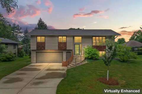 916 Ivanhoe Dr, Northfield, MN 55057