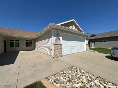 4415 53rd St S, Fargo, ND 58104