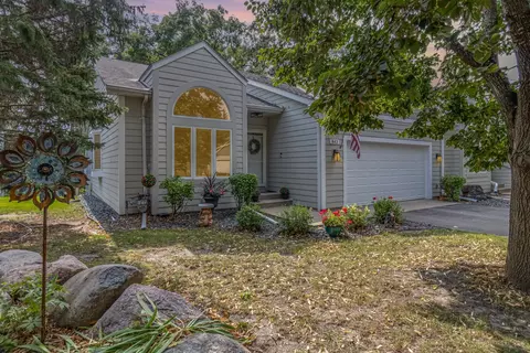 843 Southcross Dr E, Burnsville, MN 55306