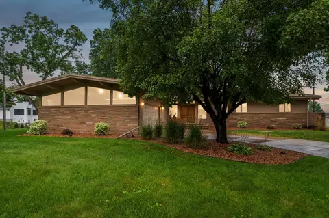 231 Ridgewood Ct, Waconia, MN 55387