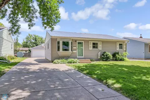 1418 18th St S, Fargo, ND 58103