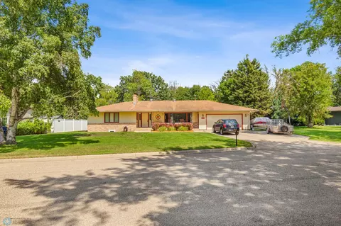 3102 Rivershore Dr, Moorhead, MN 56560