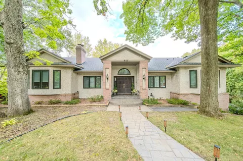 925 Palm Cir, Maplewood, MN 55109