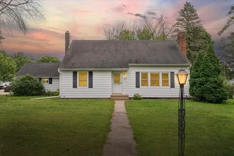 625 Kinnickinnic St, Prescott, WI 54021