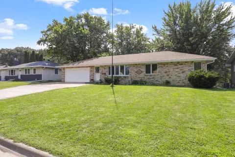 1686 Rosewood Ave S, Maplewood, MN 55109
