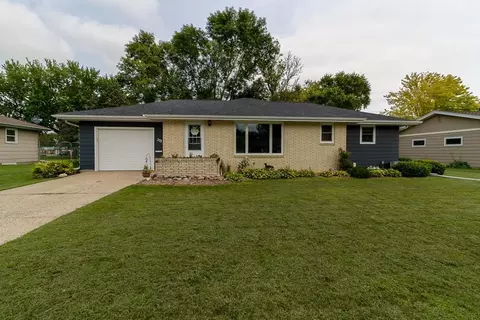 375 N Park Ave, Le Center, MN 56057